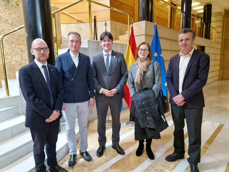 De izquierda a derecha, el director general de Innovación, Iván Aitor Lucas; el director de Sekuens, David González; el consejero de Ciencia, Borja Sánchez; Mercedes Díaz, directora de Ficyt y Jaime Fernández, responsable del área de I+D+i de Sekuens.