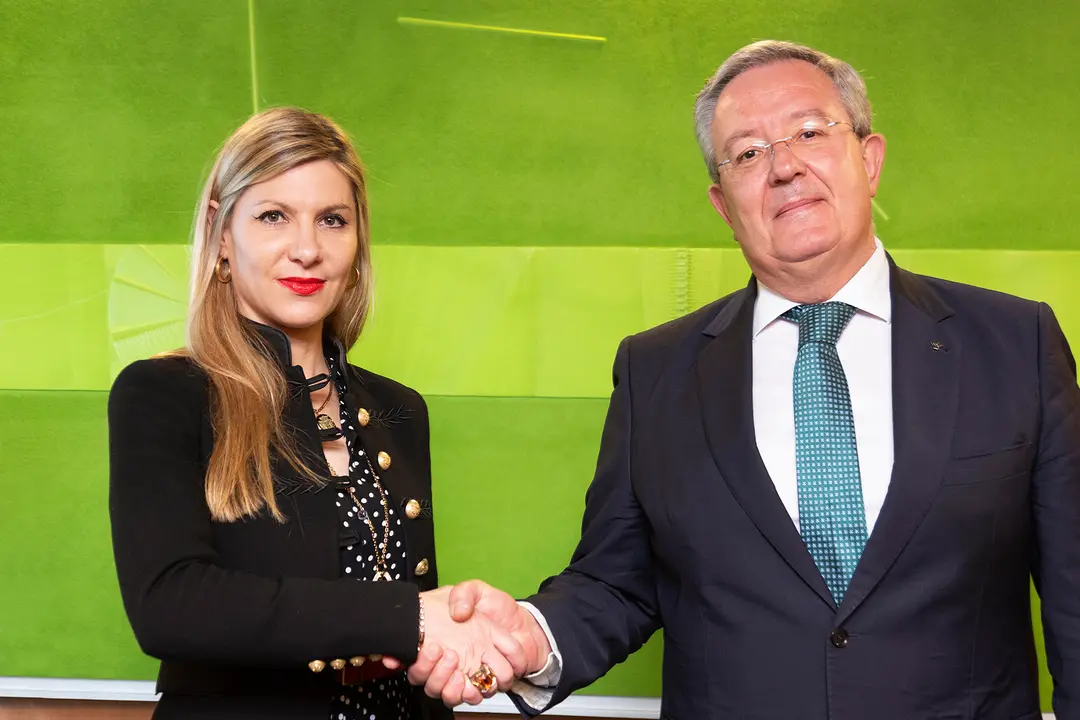 Begoña Fernández-Costales, presidenta de FEDA y Antonio Romero, director general de Caja Rural de Asturias.