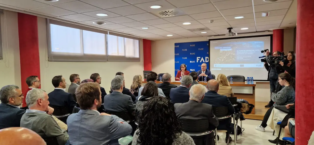 La consejera de Transición Ecológica, Nieves Roqueñí, y el director general del FADE, Alberto González, en la inauguración de la jornada sobre el Fondo de Transición Justa.