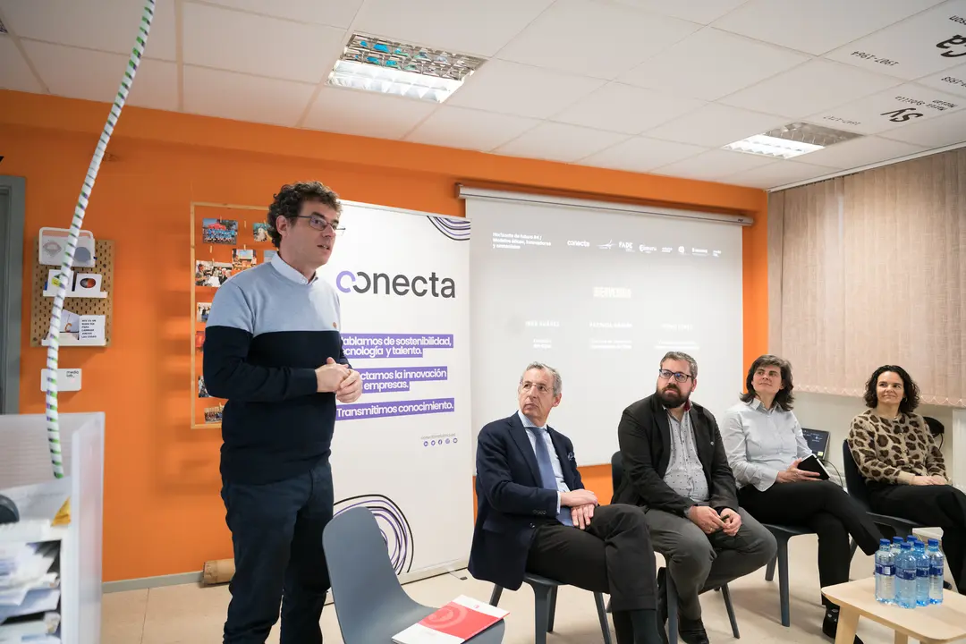 De izq. a dcha: Ramón Rubio, director del Medialab, Pedro López, vicepresidente primero de la Cámara de Comercio de Gijón; Carlos Vega, director de Desarrollo de Negocio de Conecta; Patricia García, directora de Innovación en Ayuntamiento de Gijón e Inés Suárez, directora de EPI Gijón / Marta Martín