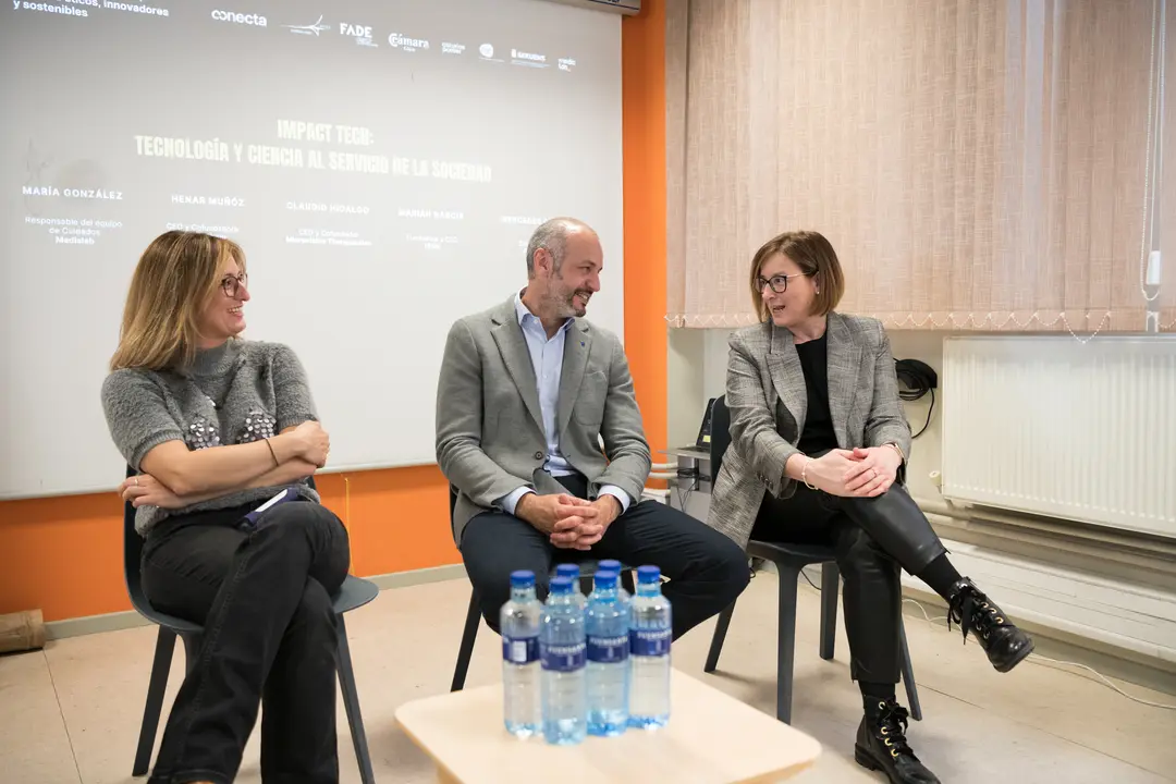 Henar Muñóz, CEO y cofundadora de Bioquochem; Claudio Hidalgo, cofundador y CEO de Microviable Therapeutics y Mercedes Díaz - Directora de FICYT / Marta Martín