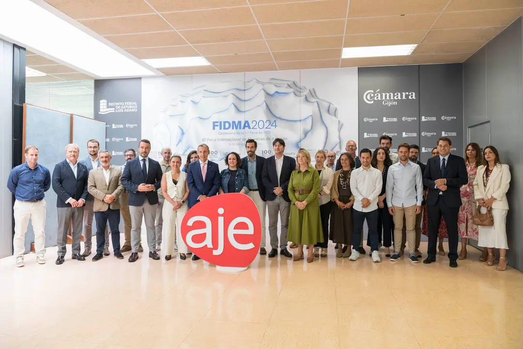 Foto de familia con representantes de AJE y asociados; miembros de la Cámara de Comercio de Gijón, de FADE, y de la Consejería de Ciencia, Empresas, Formación y Empleo, entre otros | Marta Martín.