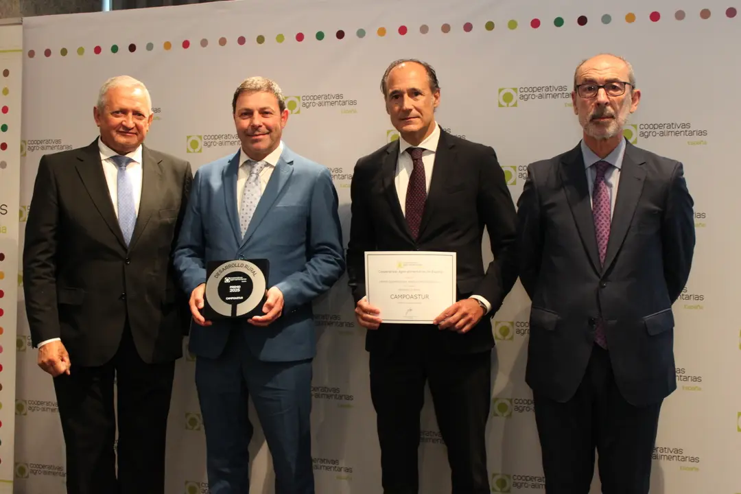 Ángel Villafranca, presidente de Cooperativas Agroalimentarias de España; Carlos García, presidente de Campoastur Jesús López, director general de Campaostur,  Ernesto Abati, subsecretario del Ministerio de Agricultura, Pesca y Alimentación / Foto cedida