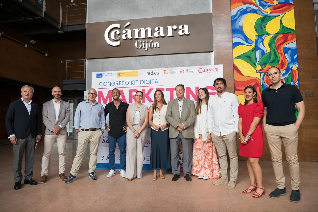 Foto de familia de los participantes en el Congreso Kit Digital sobre Tendencias en Marketing Digital organizado por la Cámara de Comercio de Gijón / Marta Martín