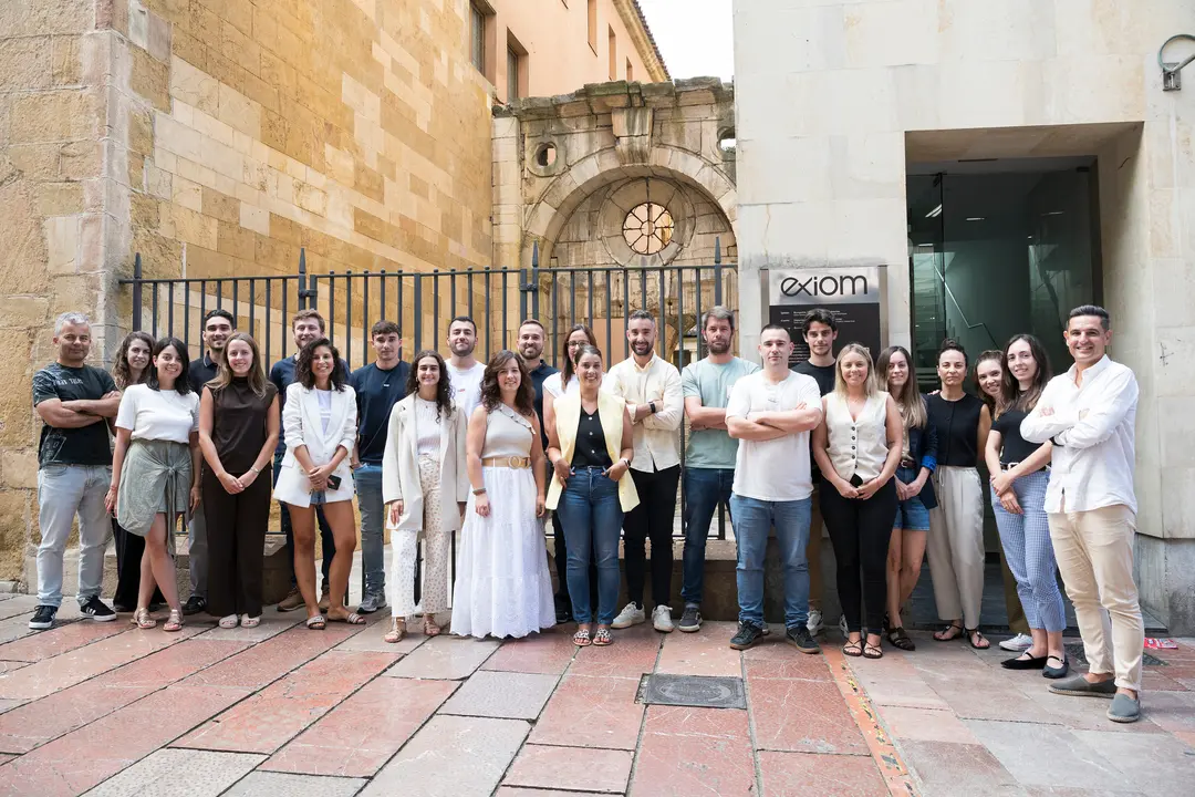 El equipo de Exiom en el exterior de sus oficinas situadas en Oviedo / Marta Martín