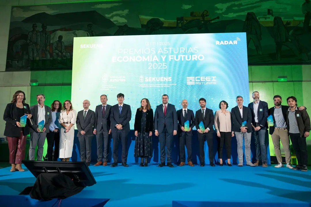 Foto de familia de instituciones y galardonados en los Premios de Economía y Futuro 2025 que se entregaron en el Hotel de la Reconquista de Oviedo / Marta Martín.