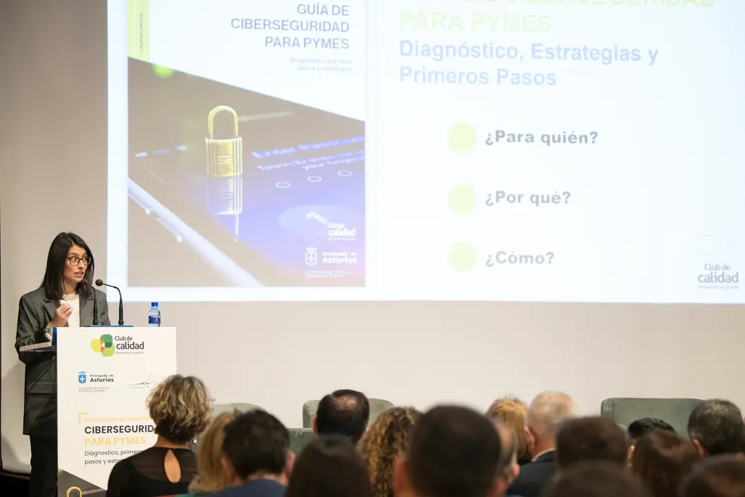 Emma González, responsable de Gestión del Club de Calidad de Asturias, presentó el pasado día 14 de noviembre la Guía de la Ciberseguridad en la Casa de la Cultura de Avilés / Marta Martín