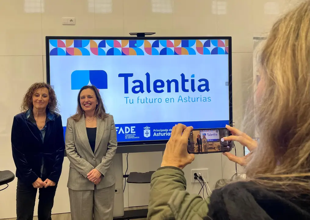 La consejera de Educaci&oacute;n, Eva Ledo, y la presidenta de la FADE, Mar&iacute;a Calvo, en la presentaci&oacute;n de Talentia en el Aula Ateca de tecnolog&iacute;a aplicada para el ciclo de Mecatr&oacute;nica, del CIFP de La Laboral.