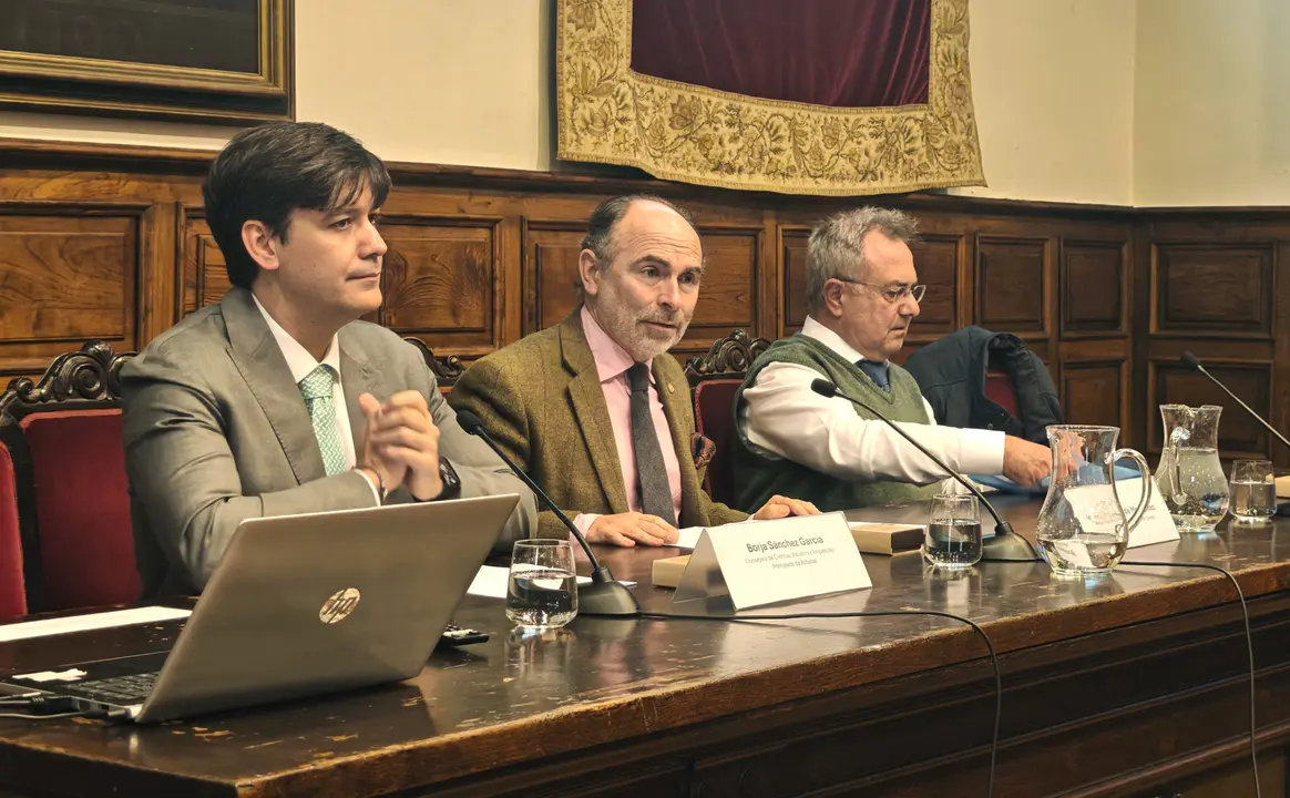 En la imagen (de izqda. a dcha.): el consejero de Ciencia, Industria y Empleo, Borja S&aacute;nchez; el rector de la Universidad de Oviedo, Ignacio Villaverde; y el director de la nueva c&aacute;tedra, Antonio L&oacute;pez Cerezo.