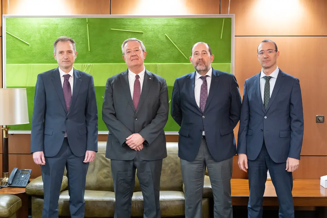 Izda a dcha. David Gonz&aacute;lez, presidente de Asturgar; Antonio Romero, director general de Caja Rural de Asturias; &Aacute;ngel Rodr&iacute;guez Vallina, director de Asturgar y Miguel &Aacute;ngel Traverso, director &aacute;rea de empresas Caja Rural de Asturias.