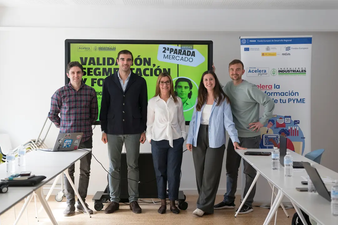 De izquierda a derecha: Gaspar Fern&aacute;ndez, cofundador de El Camale&oacute;n de Rubik; Miguel Linera, ponente en el encuentro por ser un ejemplo de emprendedor; Gemma Fern&aacute;ndez, responsable de la Oficina de Transformaci&oacute;n Digital; Noemi Goil&oacute;n, responsable de Formaci&oacute;n y Transformaci&oacute;n Digital; y &Aacute;ngel Dom&iacute;nguez-Gil, cofundador de El Camale&oacute;n de Rubik / Marta Mart&iacute;n