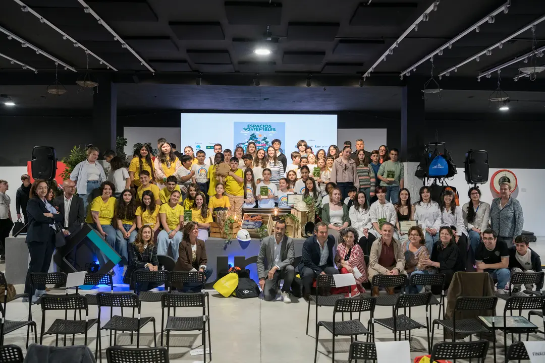 Foto de familia con los premiados, el jurado y las entidades colaboradoras de la cuarta edici&oacute;n de Espacios Sostenibles, organizada por el Cl&uacute;ster ECCO / Marta Mart&iacute;n