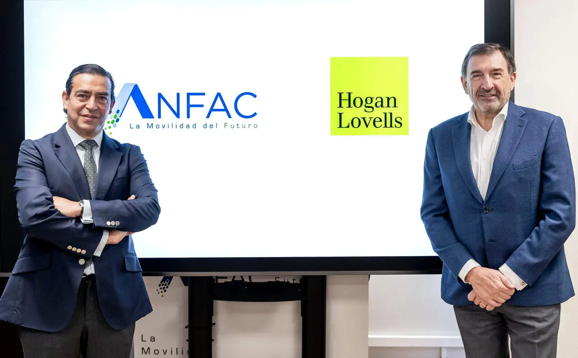 Acuerdo de ANFAC y Hogan Lovells. En la foto: Jos&eacute; L&oacute;pez Tafall y Fernando Calancha.