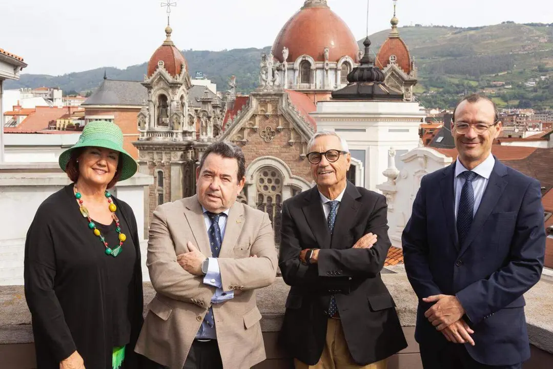 Mar&iacute;a P&eacute;rez, secretaria general de FEMETAL; Antonio Fern&aacute;ndez, presidente de FEMETAL; Fernando Mart&iacute;nez, presidente de Caja Rural de Asturias y Miguel &Aacute;ngel Traverso, director de empresas en Caja Rural de Asturias / Foto cedida por Caja Rural de Asturias