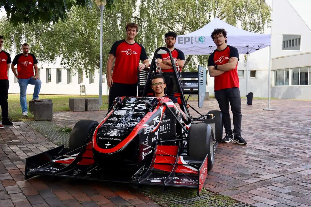 Los responsables de Uniovi eTech Racing posan junto al Habrok Evo.