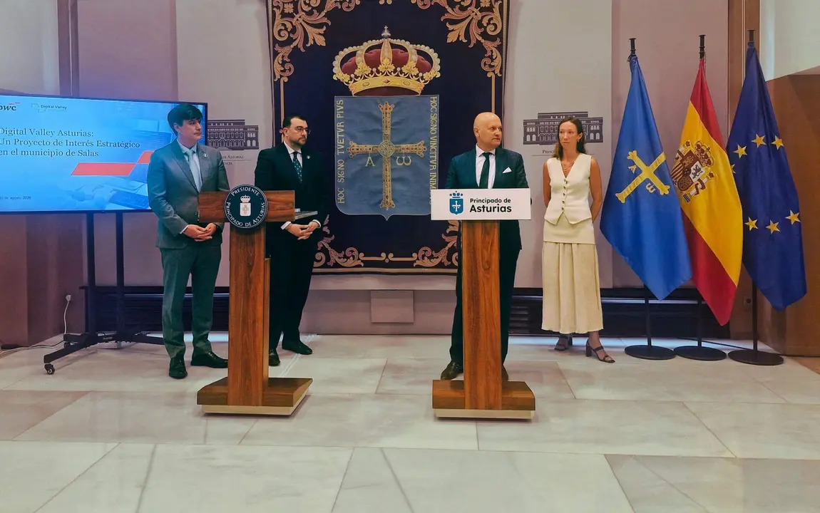 En la imagen, de izquierda a derecha, el consejero de Ciencia, Industria y Empleo, Borja S&aacute;nchez; el presidente del Principado de Asturias, Adri&aacute;n Barb&oacute;n; el socio fundador de Digital Valley, Armando Layna, y la responsable de PWC, Esther Lozano / Foto: Principado de Asturias