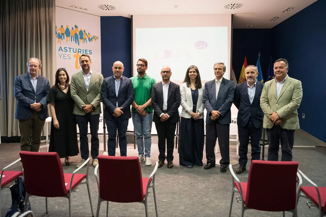 Foto de familia con todos los participantes del evento organizado por IDONIAL en el pabell&oacute;n del Principado de la Feria Internacional De Muestras de Asturias (FIDMA) / Fotos de Marta Mart&iacute;n