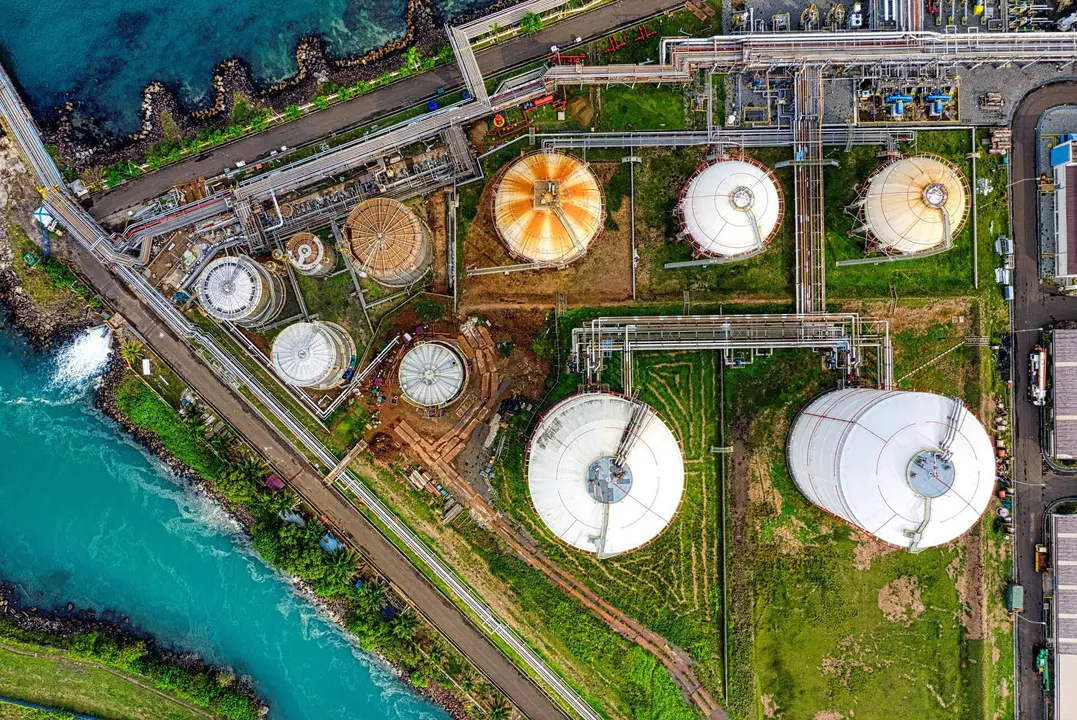 Instalaci&oacute;n industrial con tanques de almacenamiento