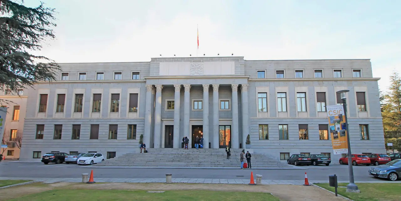 Edificio central del Consejo Superior de Investigaciones Cient&iacute;ficas (CSIC), en Madrid / Luis Garc&iacute;a / Wikimedia Commons &mdash; CC BY-SA 3.0 ES.
