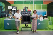 Alejandro Gil, fundador de Portachiavi 3D y Ángela García, jefa de taller / Fotos de Marta Martín