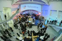 LABoral Centro de Arte y Creaci&oacute;n Industrial acogi&oacute; la &uacute;ltima jornada de Talentia, una iniciativa organizada por FADE junto a la Consejer&iacute;a de Educaci&oacute;n, que consisti&oacute; en una feria de orientaci&oacute;n laboral para estudiantes, orientadores y personas en b&uacute;squeda de empleo / Fotos cedidas por FADE.
