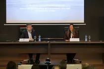 Rub&eacute;n Gonz&aacute;lez, director de la C&aacute;tedra Milla del Conocimiento; y &Aacute;ngela Pumariega, vicealcaldesa y concejala de Econom&iacute;a, Empleo, Turismo e Innovaci&oacute;n del Ayuntamiento de Gij&oacute;n/Xix&oacute;n durante la jornada sobre oportunidades de financiaci&oacute;n en la econom&iacute;a azul / Marta Mart&iacute;n