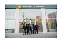 De izquierda a derecha: Pedro Lasa, responsable de Empresas en Caja Rural de Asturias; Elena Garc&iacute;a, asesora de Banca Patrimonial; Noem&iacute; Alonso, directora de zona; Jos&eacute; Luis Frieyro, director de la oficina de Gij&oacute;n; y Magali Costales, responsable de Instituciones / Marta Mart&iacute;n.