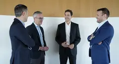 Carlos Berm&uacute;dez, responsable de Acuerdos Estrat&eacute;gicos y Posicionamiento de Movilidad El&eacute;ctrica de Repsol; Oliver Fern&aacute;ndez, responsable de movilidad el&eacute;ctrica de Repsol; Carlos Mart&iacute;nez, responsable de Movilidad Sostenible de BBVA en Espa&ntilde;a y &Aacute;ngel Gim&eacute;nez, responsable de Sostenibilidad y Energ&iacute;a de BBVA en Espa&ntilde;a