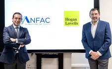 Acuerdo de ANFAC y Hogan Lovells. En la foto: Jos&eacute; L&oacute;pez Tafall y Fernando Calancha.