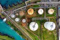 Instalaci&oacute;n industrial con tanques de almacenamiento