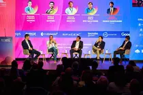 De izquierda a derecha, Manuel Lobeira, CEO de ACORDE; Pablo Pazos, CEO de Barkibu; Nacho Urig&uuml;en, CEO de Irontec; Julio Sola, CEO de GPU Solutions; y Asier Gonz&aacute;lez, directivo de Banco Santander Espa&ntilde;a y moderador de la sesi&oacute;n, durante la mesa &laquo;Retos de la IA en los nuevos modelos de relaci&oacute;n y la competitividad empresarial&raquo;. Foto: AMETIC.