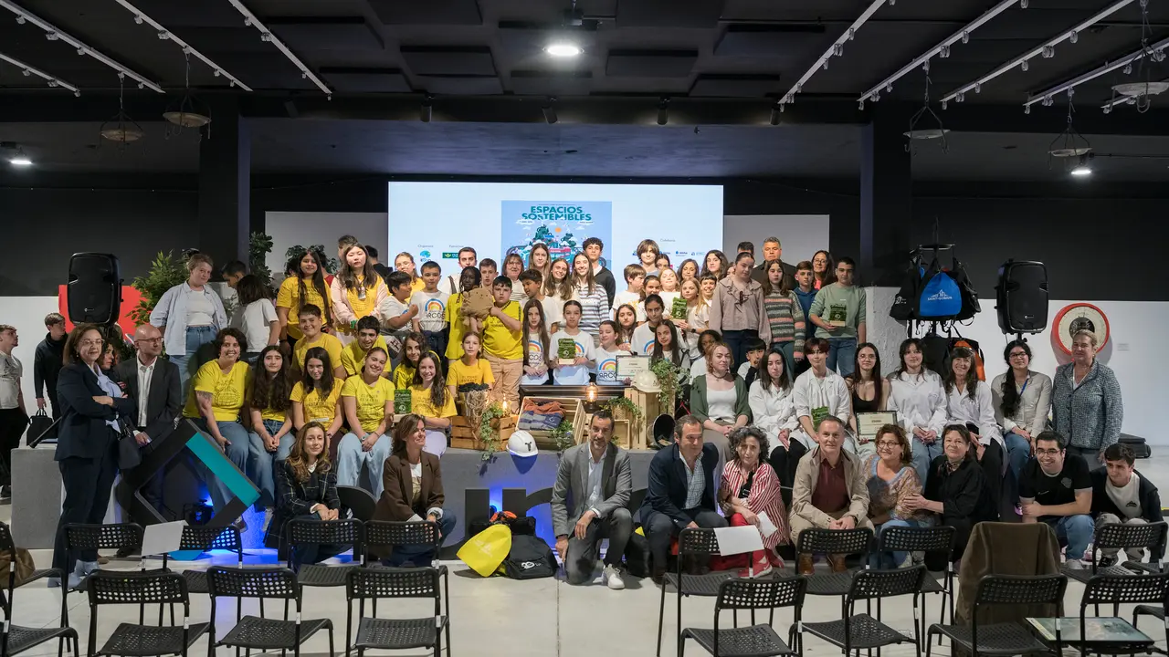 Foto de familia con los premiados, el jurado y las entidades colaboradoras de la cuarta edici&oacute;n de Espacios Sostenibles, organizada por el Cl&uacute;ster ECCO / Marta Mart&iacute;n
