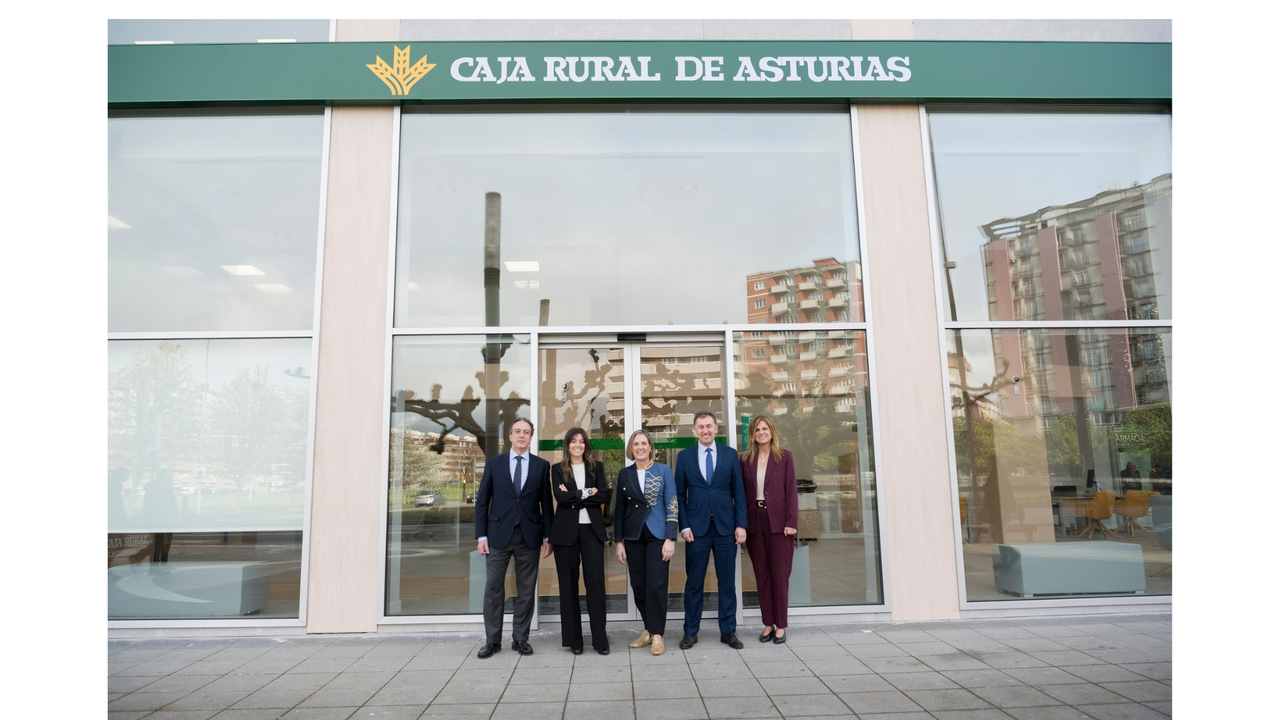 De izquierda a derecha: Pedro Lasa, responsable de Empresas en Caja Rural de Asturias; Elena Garc&iacute;a, asesora de Banca Patrimonial; Noem&iacute; Alonso, directora de zona; Jos&eacute; Luis Frieyro, director de la oficina de Gij&oacute;n; y Magali Costales, responsable de Instituciones / Marta Mart&iacute;n.