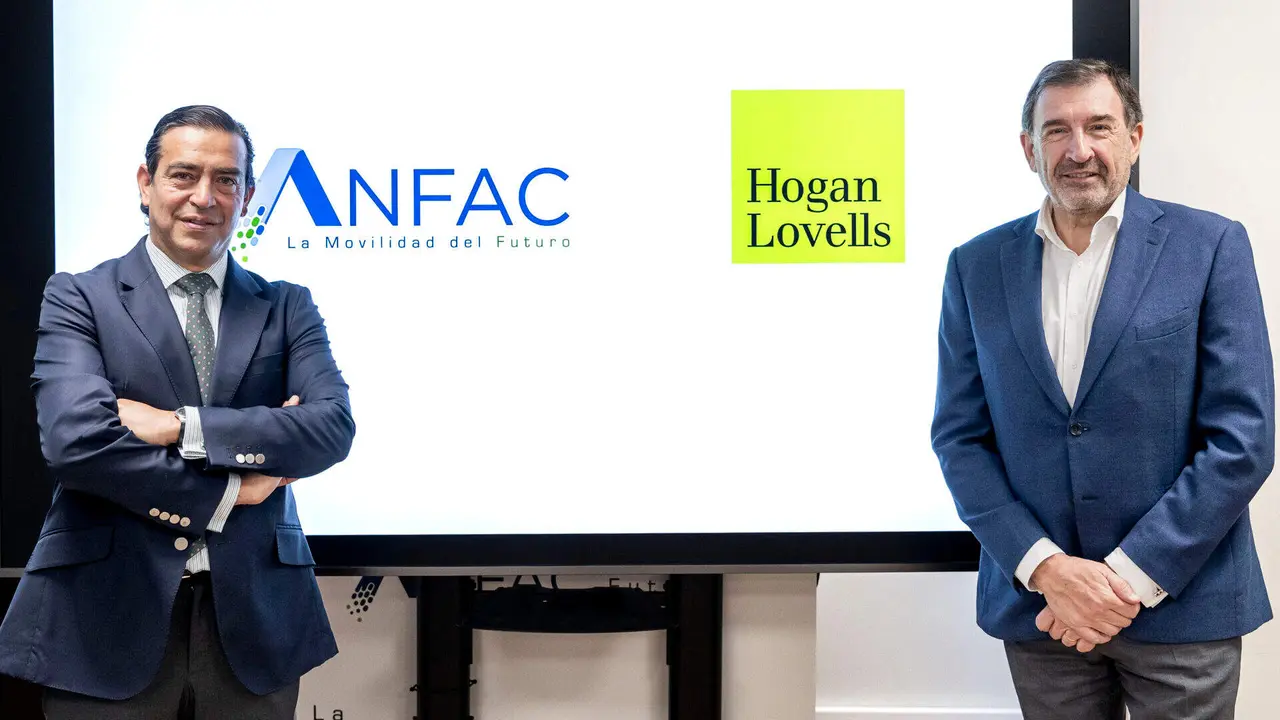 Acuerdo de ANFAC y Hogan Lovells. En la foto: Jos&eacute; L&oacute;pez Tafall y Fernando Calancha.