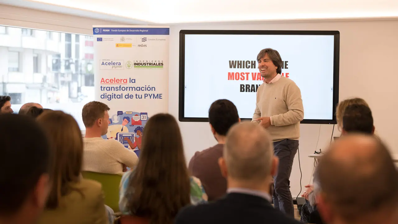 Enrique Cuenca, Global Online Accounts Director de Camper, fue el protagonista de una nueva jornada de El Viaje del Emprendedor de la OAP del COIIAS / Marta Mart&iacute;n
