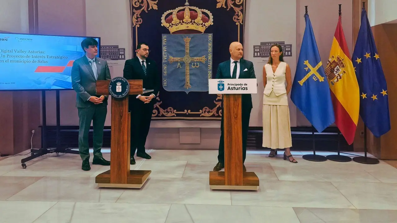 En la imagen, de izquierda a derecha, el consejero de Ciencia, Industria y Empleo, Borja S&aacute;nchez; el presidente del Principado de Asturias, Adri&aacute;n Barb&oacute;n; el socio fundador de Digital Valley, Armando Layna, y la responsable de PWC, Esther Lozano / Foto: Principado de Asturias