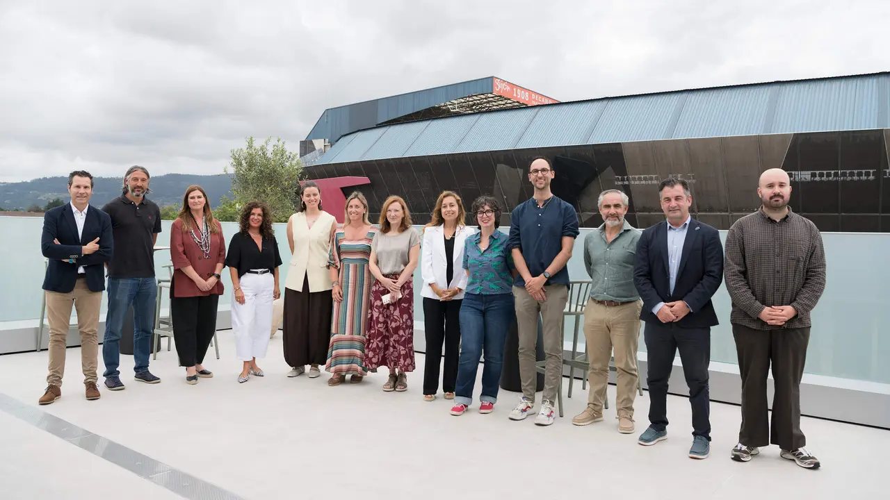 Foto de familia con todos los participantes de la sexta edici&oacute;n de LOGOS, en el nuevo pabell&oacute;n de Caja Rural de Asturias de la FIDMA / Fotos de Marta Mart&iacute;n