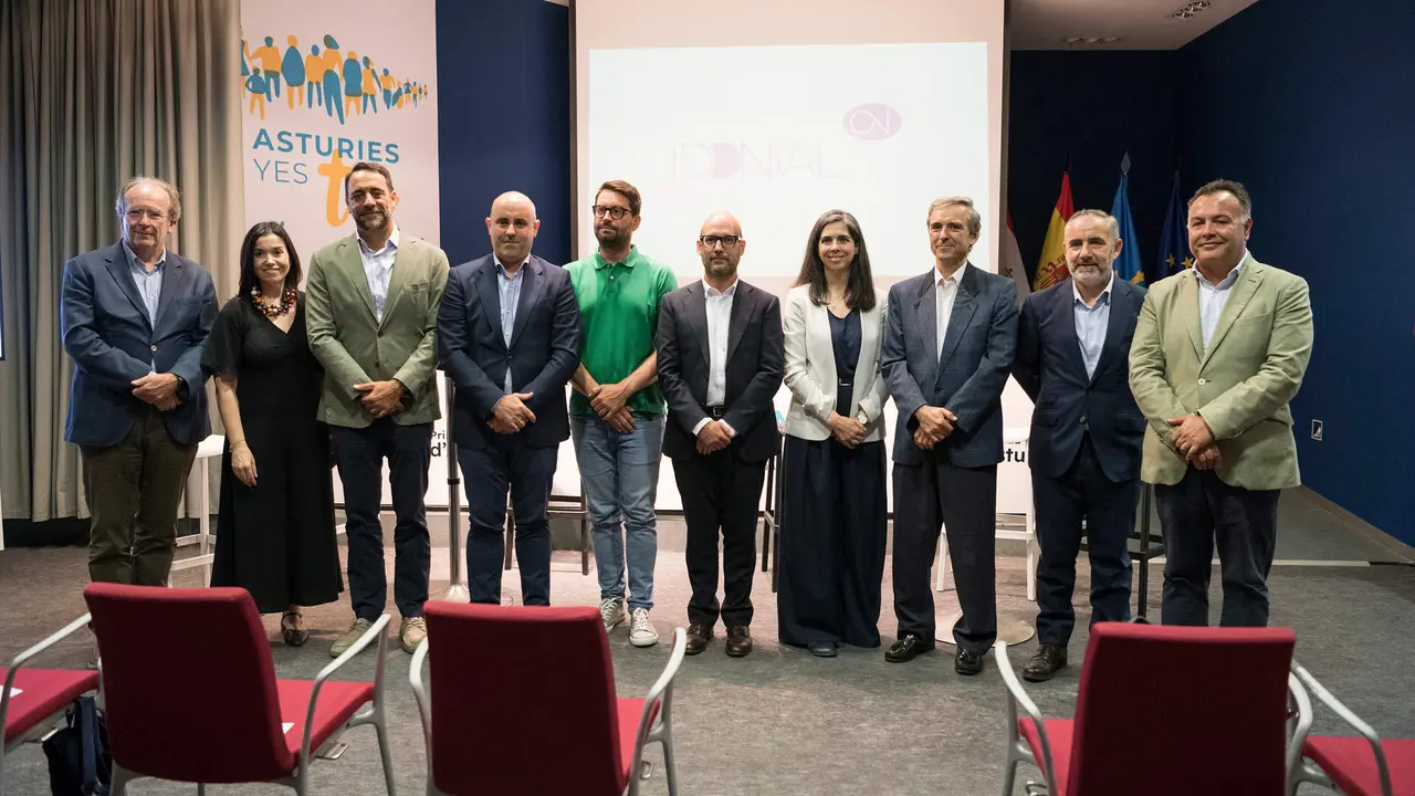 Foto de familia con todos los participantes del evento organizado por IDONIAL en el pabell&oacute;n del Principado de la Feria Internacional De Muestras de Asturias (FIDMA) / Fotos de Marta Mart&iacute;n