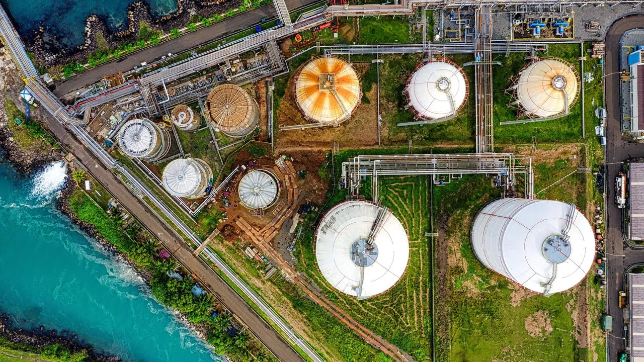 Instalaci&oacute;n industrial con tanques de almacenamiento