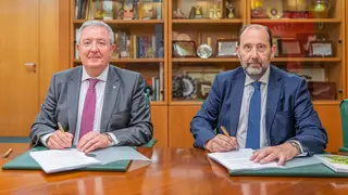 Antonio Romero, director general de Caja Rural de Asturias y Ángel Rodríguez Vallina, director general de Asturgar SGR