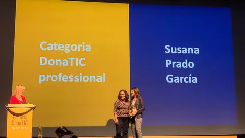 Susana Prado García recogiendo en la entrega del Premio Dona TIC Profesional 2019 