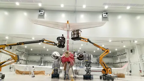 Trabajos de pintado de un avión, en las instalaciones de SEM en Mallorca