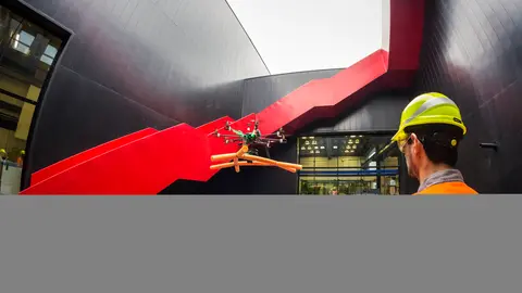 Un técnico comprueba el funcionamiento de un dron en las instalaciones