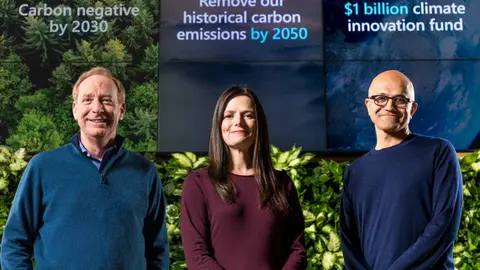 De izquierda a derecha: Brad Smith, presidente de Microsoft, Amy Hood, directora Financiera y Satya Nadella, CEO de la compañía. 