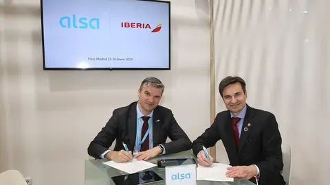 Víctor López, director general de Transporte de Alsa, y Marco Sansavini, director comercial de Iberia Fuente: Alsa