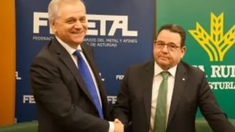 De izquierda a derecha Presidente de FEMETAL, Guillermo Ulacia y Presidente de Caja Rural de Asturias, Fernando Martínez