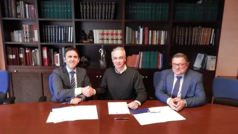 José Antonio Galdón y José Emilio Serra  y el decano del Colegio de Ingenieros Técnicos Industriales de Cantabria, Enrique González Herbera.