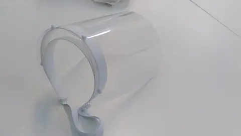 Modelo de visora protectora entregada al HUCA | IDONIAL