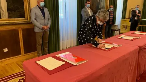 La alcaldesa de Gijón, Ana González Rodríguez, ha rubricado hoy el acuerdo  de concertación social Gijón Reinicia con los agentes sociales y económicos de la ciudad.