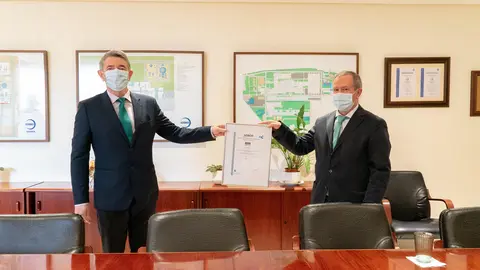 El director de AENOR en Andalucía, Antonio Pérez Carreño, entregó hoy el certificado a Antonio Moreno, director de Acerinox Europa